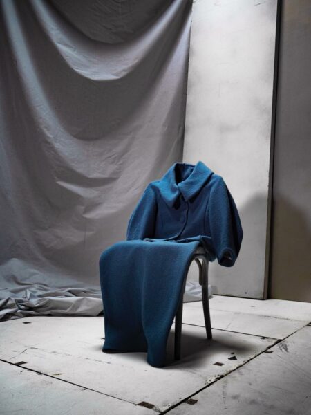 La Bubble Jacket est une doudoune courte bleue faite en tissu bouclé