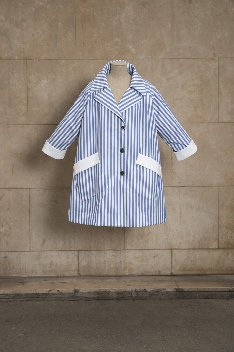 Swing trench-coat Poppy à rayures blanches et bleues