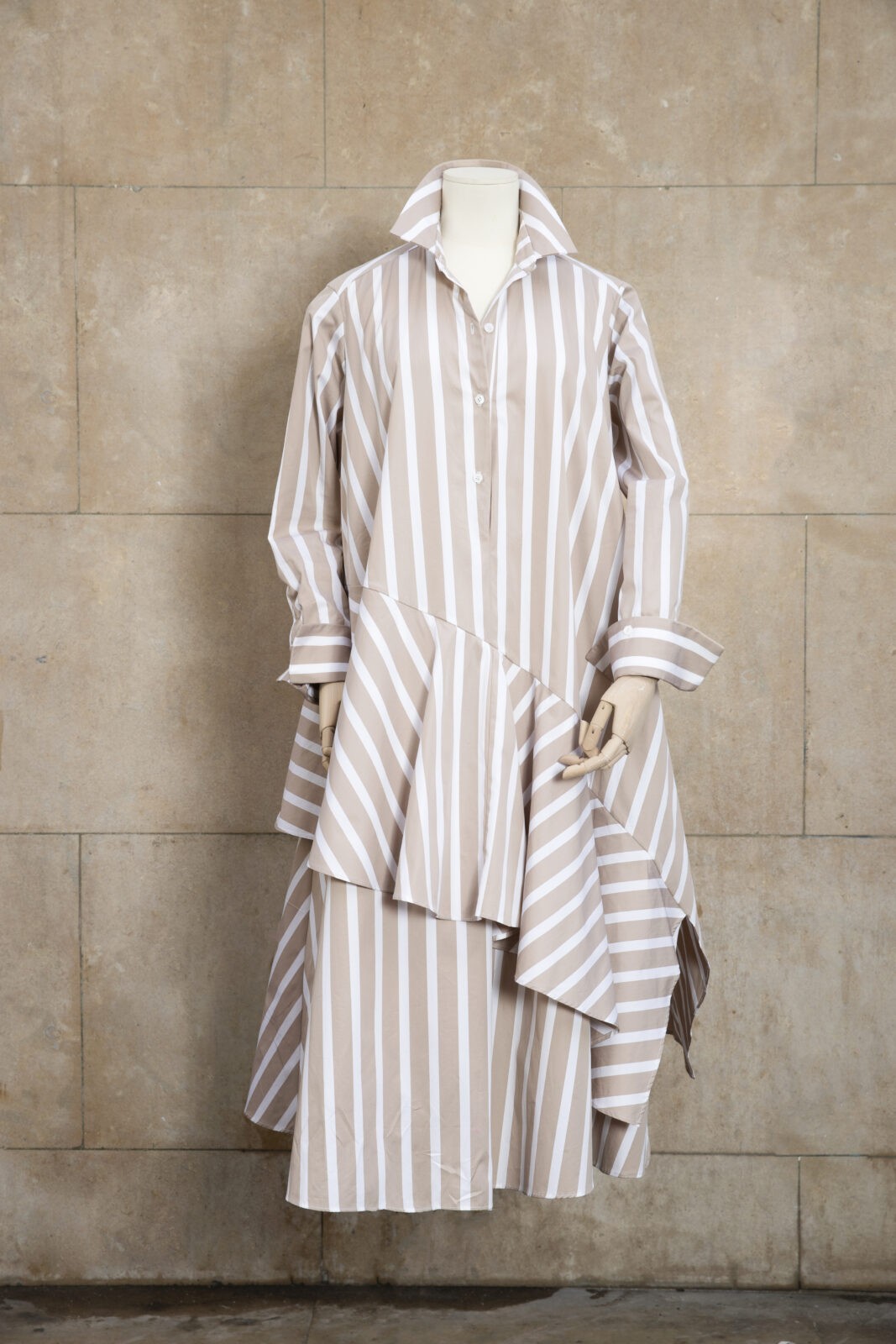 Découvrez Stella, une robe longue à empiècement asymétrique, imaginée et conçue par les deux designers Michele Emanuele et Veronica Marucci au sein de leur parisien. D'autres coloris sont disponibles sur demande par email.