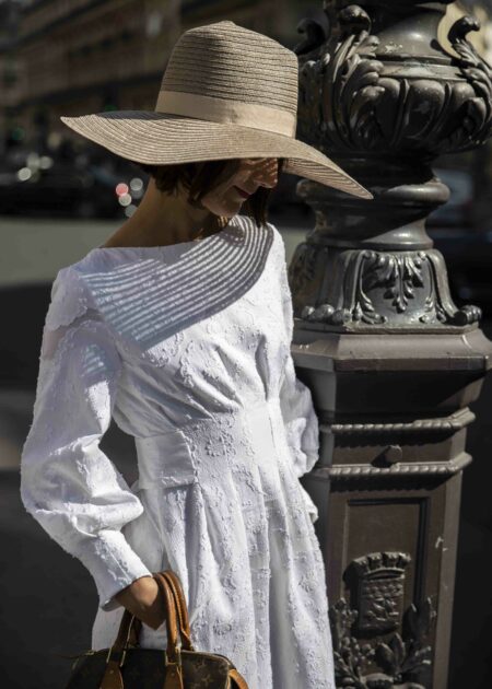 Découvrez Elena, notre robe blanche à manches longues idéal pour vos soirées d'été en bord de mer, imaginé et conçu au sein même de notre atelier parisien.  D'autres coloris et matières sont disponibles sur demande.