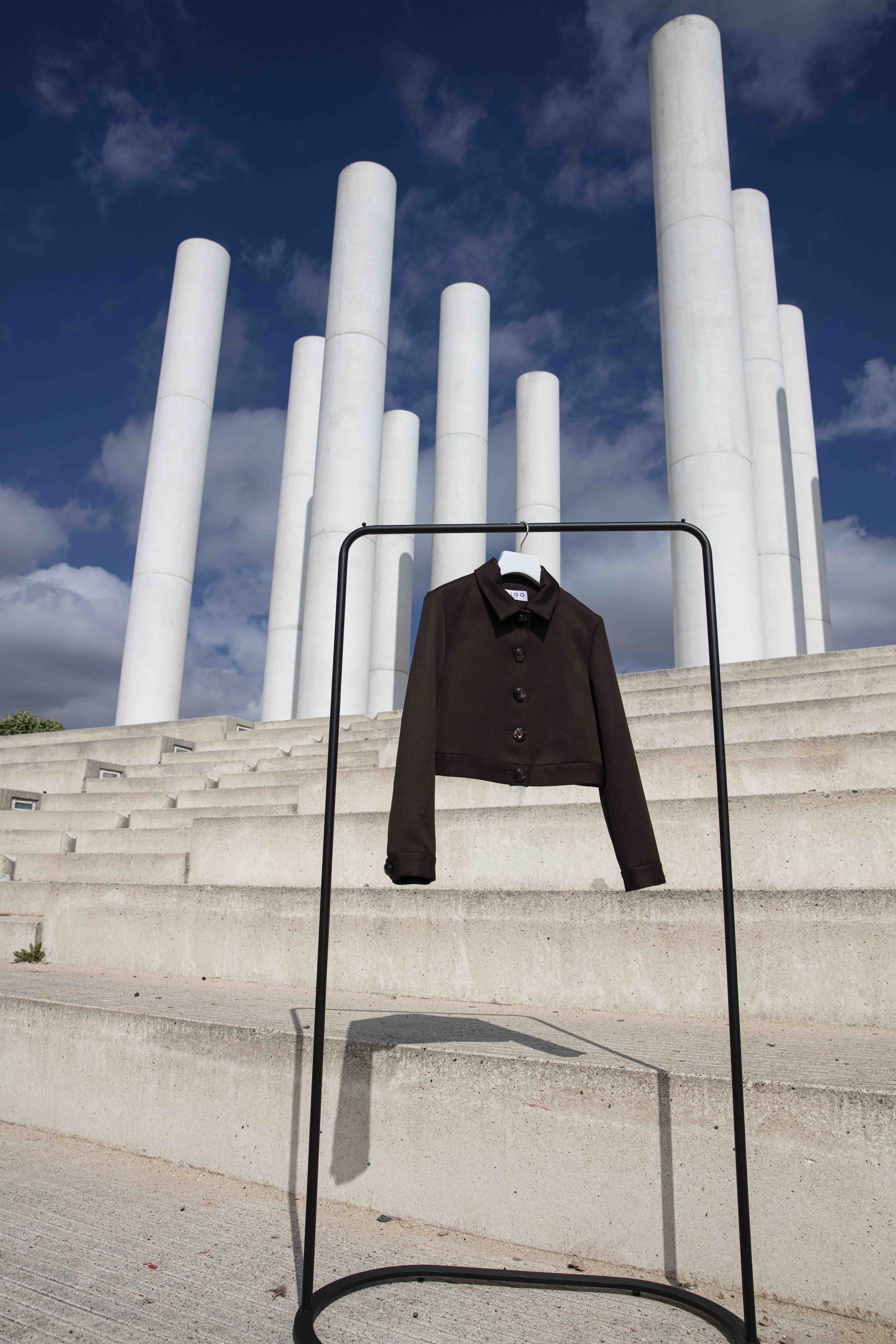 Découvrez Marylise, notre veste en crop denim, imaginée et conçue par les deux designers Michele Emanuele et Veronica Marucci au sein de leur atelier parisien. D'autres couleurs et matières sont disponibles sur demande.