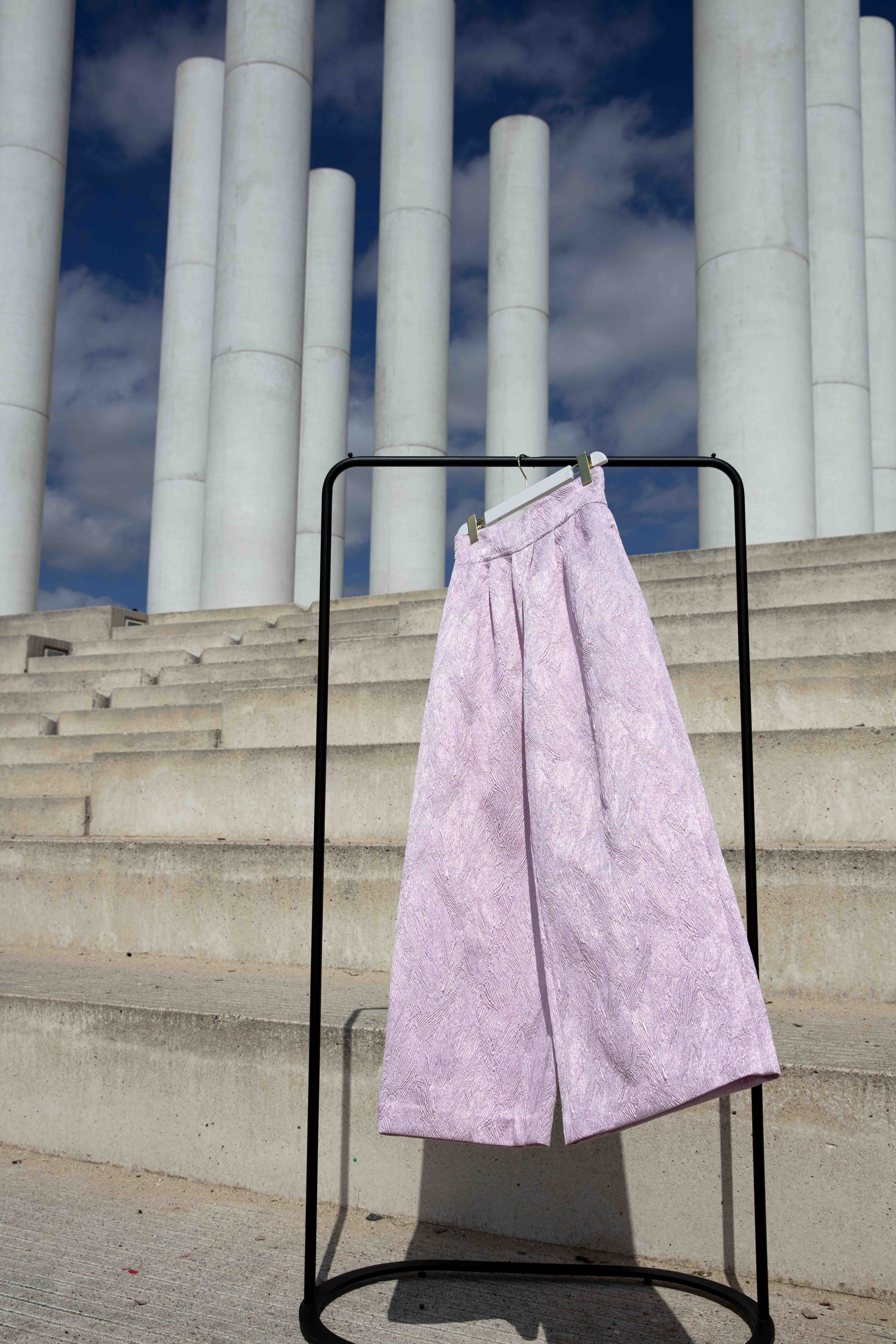 Retrouvez notre pantalon rose en jacquard, Albane. Cette création a été imaginé et conçu par les deux designers Michele Emanuele et Veronica Marucci au sein de leur atelier parisien.