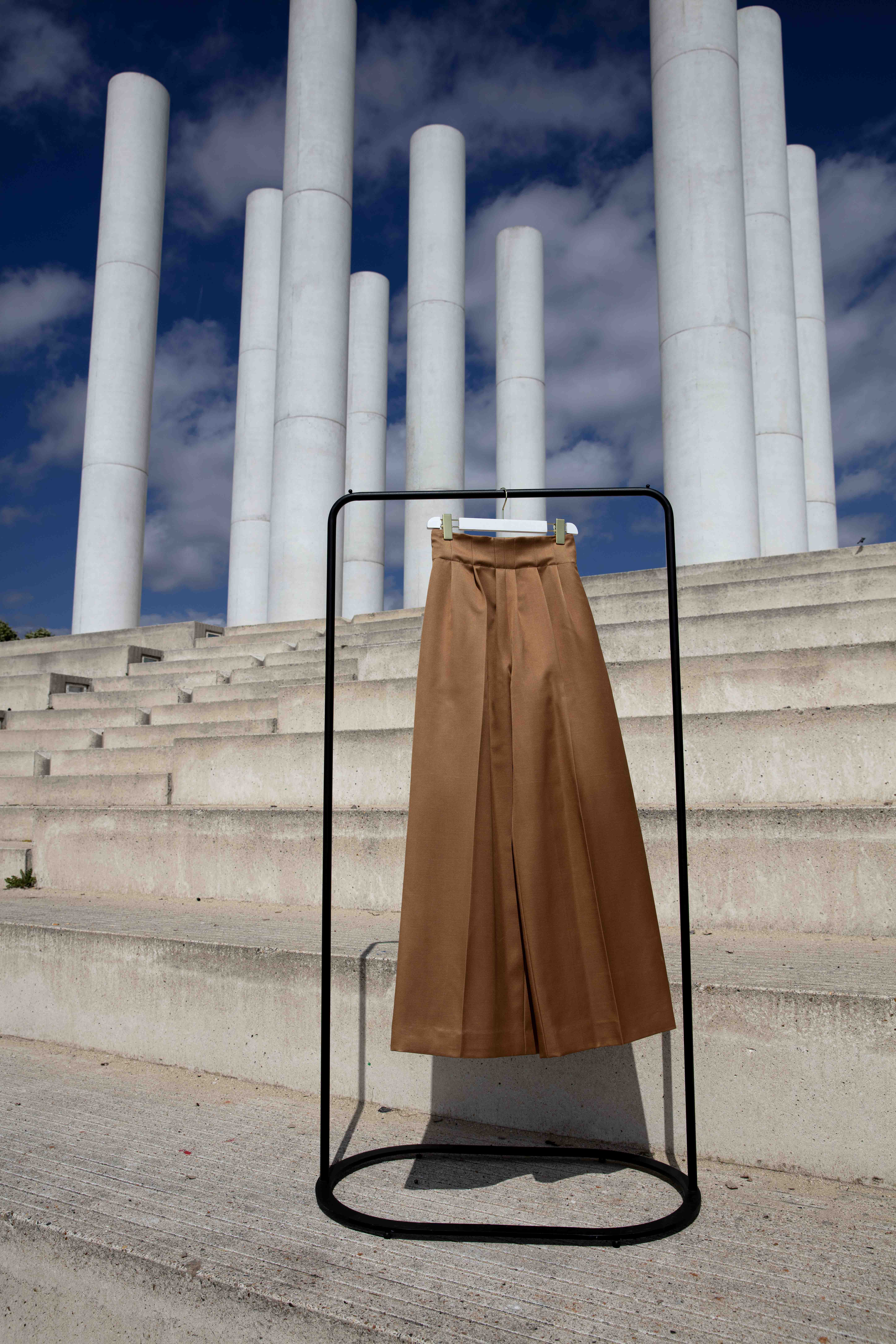 Découvrez Elisa, notre magnifique pantalon bronze plissé à la taille, imaginé et conçu par les deux designers Michele Emanuele et Veronica Marucci au sein de leur atelier parisien.