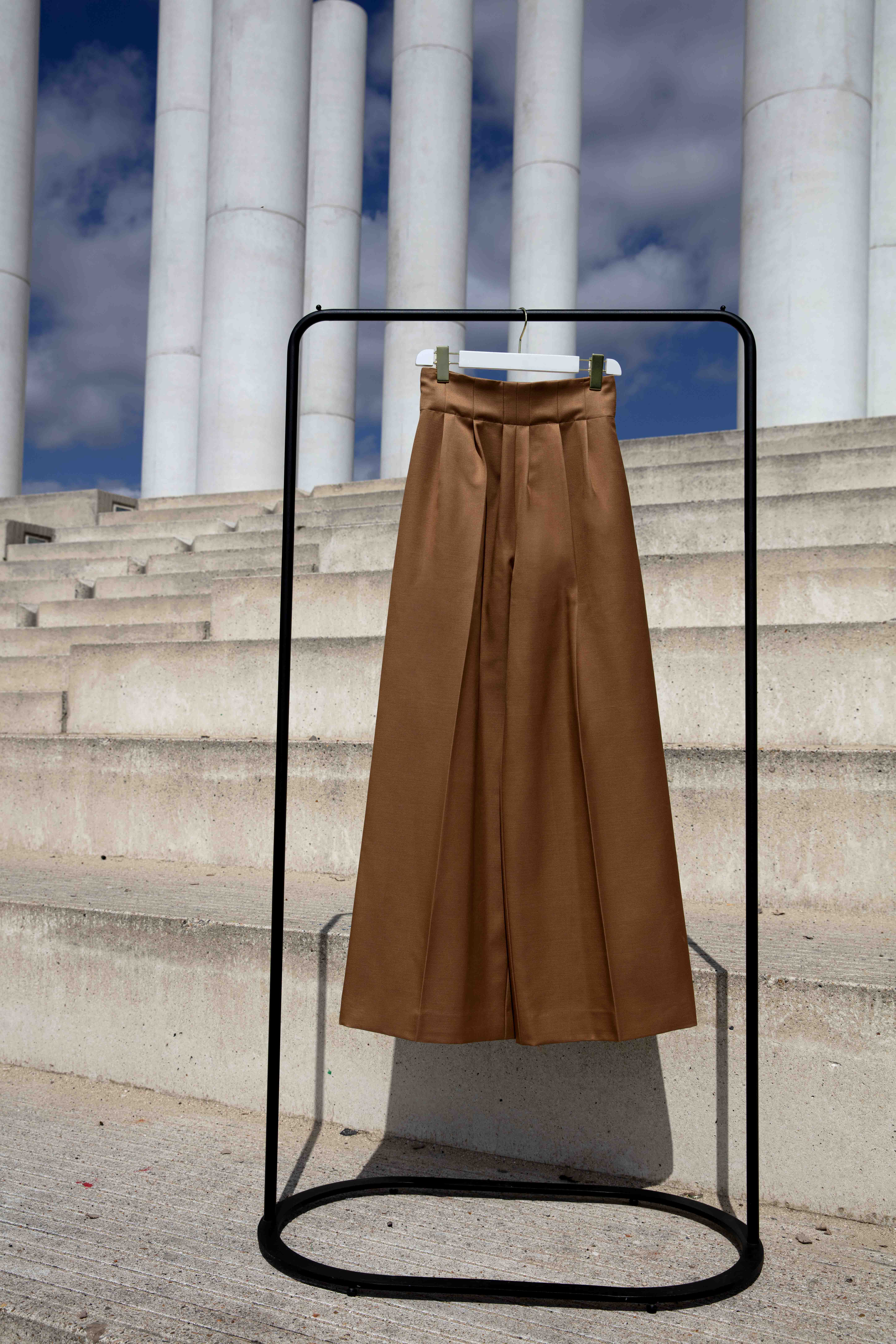 Découvrez Elisa, notre magnifique pantalon bronze plissé à la taille, imaginé et conçu par les deux designers Michele Emanuele et Veronica Marucci au sein de leur atelier parisien.